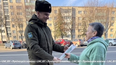 Военные поздравляли женщин с 8 марта на улицах Лунинца