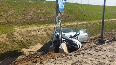 Минчанка уснула и врезалась в дорожный знак. Пострадала и 9-летняя девочка