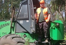 Работники Лунинецкого и Пинского лесхозов ведут разборку бурелома в Калинковичском районе