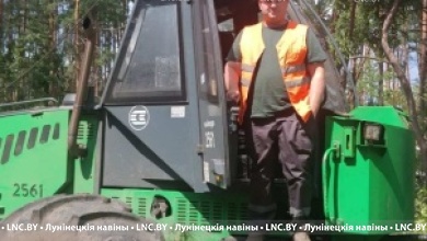 Работники Лунинецкого и Пинского лесхозов ведут разборку бурелома в Калинковичском районе