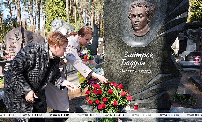 Память Змитрока Бядули почтили на Восточном кладбище в Минске