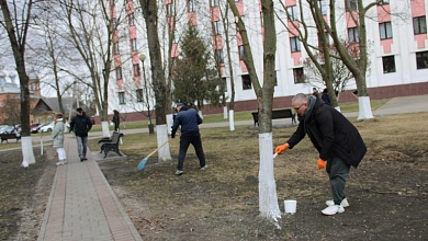 Субботник устроили сотрудники Лунинецкого райисполкома