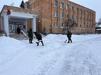 Военнослужащие помогают в расчистке снега в Лунинце 