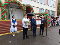 От чистого сердца! Виктор Рафалович в СШ №2 Лунинца на торжественной линейке в День знаний