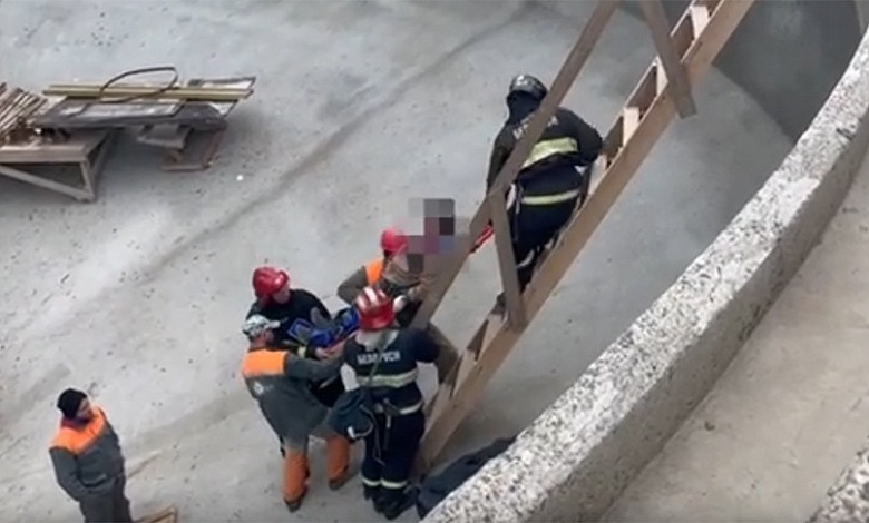 Спасатели помогли достать мужчину из колодца в Минском районе