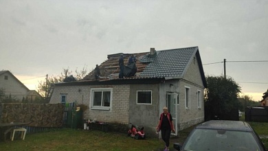 Поврежденные дома и упавшие деревья. Последствия непогоды в Брестской области 14 июля