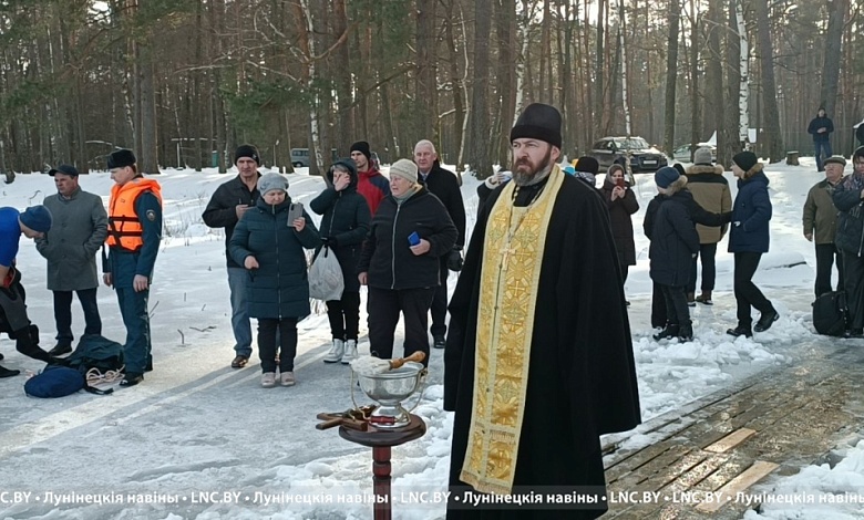 Православные верующие празднуют Крещение Господне...