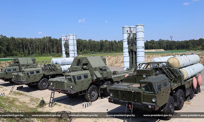 Лукашенко поздравил ракетчиков и артиллеристов с профессиональным праздником