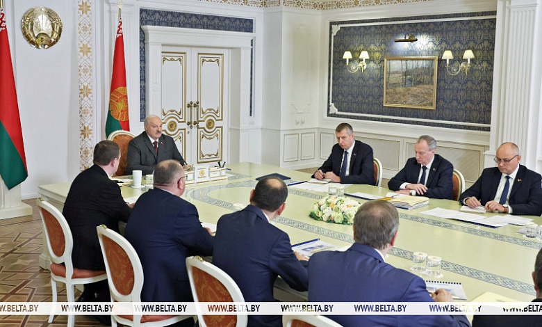 "Чего над людьми издеваетесь?!" Лукашенко выступил альтернативу маршруткам