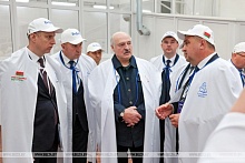 Лукашенко: Ладно, не соблазняй! Я сладкоежка! // Рабочая поездка