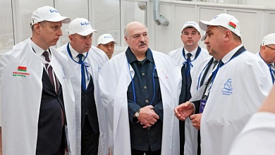 Лукашенко: Ладно, не соблазняй! Я сладкоежка! // Рабочая поездка