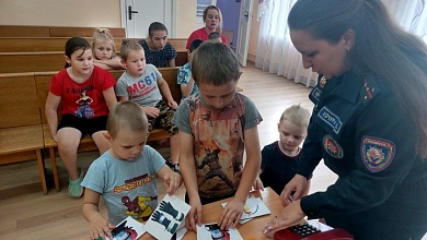 Выратавальнікі займаюцца з дзецьмі ў Лунінецкім раёне