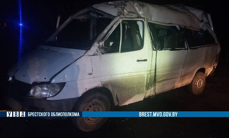 Житель Минской области перевернулся на микроавтобусе в Столинском районе