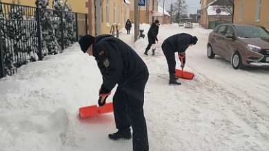 В Лунинце на уборку снега вышли и сотрудники Следственного комитета