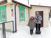 Волонтеры помогают ветеранам в расчистке снега