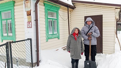 Волонтеры помогают ветеранам в расчистке снега