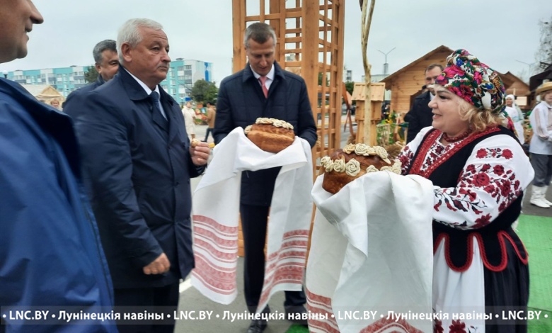 Подворье Лунинецкого района на "Дожинках" встречает почетных гостей