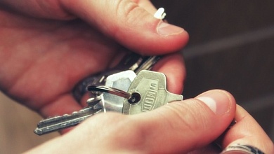 Житель Лунинца "сдавал" в наем чужую квартиру. Обманул не менее 8 человек