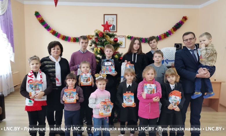 Подарки и радость детям дарят в Лунинецком районе 
