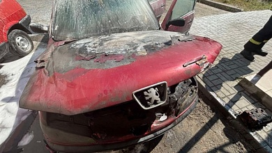 Взял и загорелся! Автомобиль запылал в Кобрине