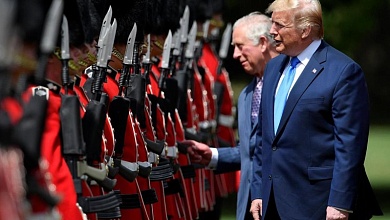 Трамп в Британии: протесты, королевский парад и скандал с похлопыванием