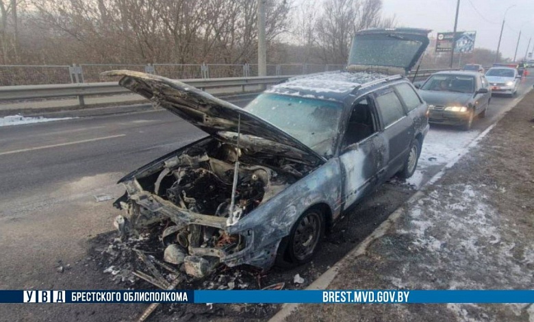 В Бресте сгорел автомобиль на путепроводе Варшавского шоссе