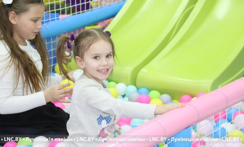 «Дамбо» ждет детвору! В Лунинце открылась игровая комната!