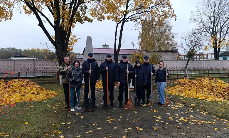 На республиканском субботнике работники прокуратуры навели порядок возле братской могилы жертв фашизма