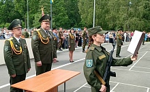 Военную присягу в Лунинце вместе с парнями принимали и девушки (фоторепортаж)