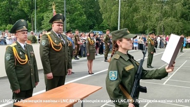 Военную присягу в Лунинце вместе с парнями принимали и девушки (фоторепортаж)