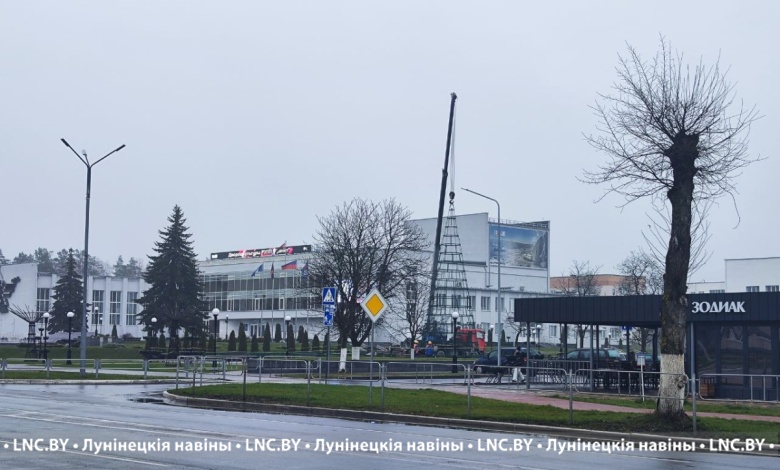 В Микашевичах устанавливают новогоднюю елку