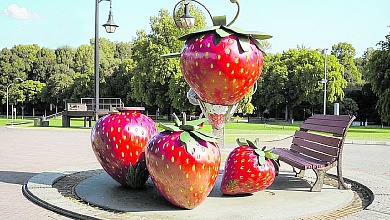 Скульптурная композиция, посвящённая клубнике: Стартовало голосование на лучшую идею  