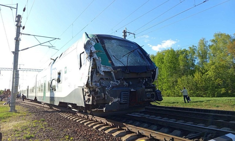 Поезд Минск-Гомель протаранил лесовоз