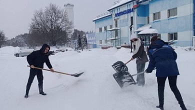 Молодежный десант подключился к уборке снега в Лунинце
