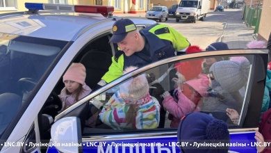 Сотрудники ГАИ занимаются с детками в Лунинецком районе