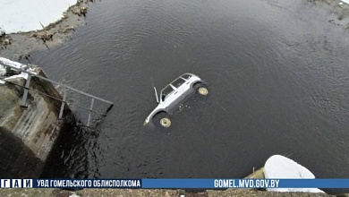 Автомобиль вылетел в мелиоративный канал в Гомельском районе