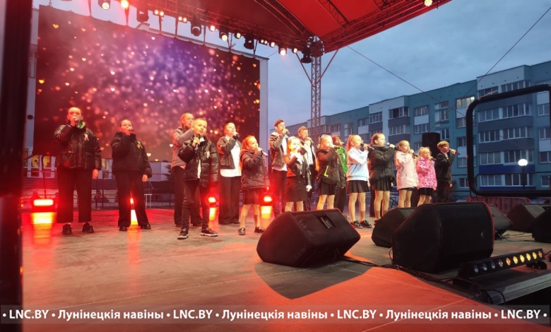 В Микашевичах проходит большой праздничный концерт в честь Великой Победы