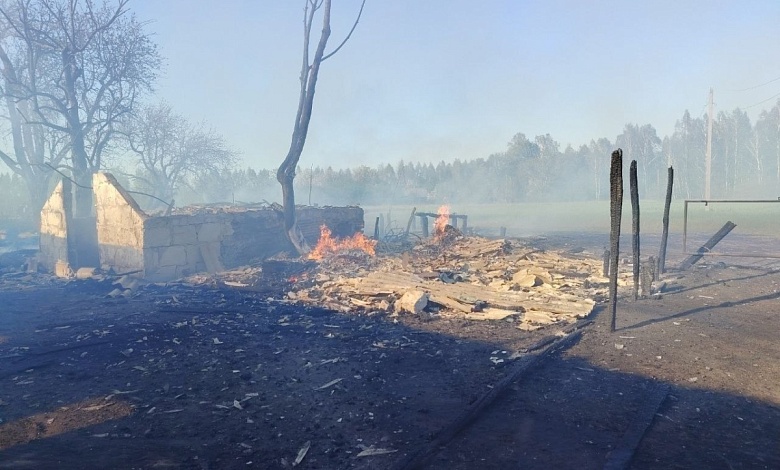 Нежилой дом и пять хозяйственных построек сгорели в Лунинецком районе