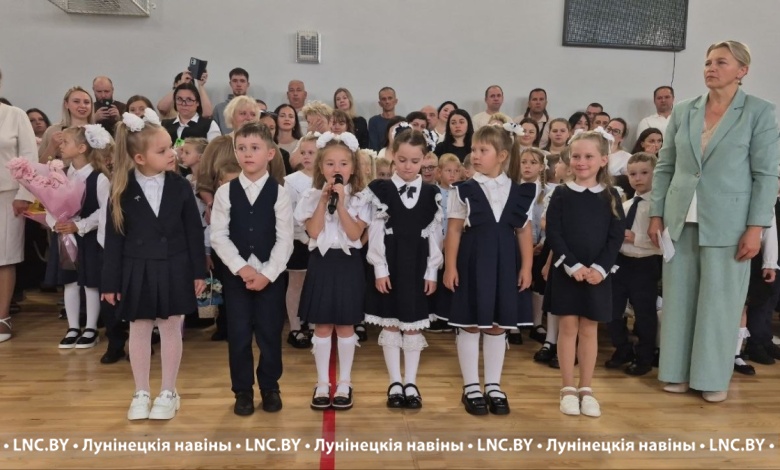 Ключ от знаний передали 11-классники первоклашкам в СШ №1 Лунинца