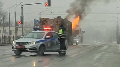 В Гродно на въезде в город загорелся лесовоз