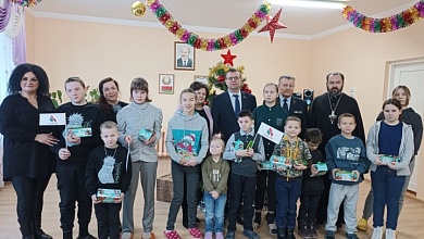 Душевное тепло и праздничное настроение продолжают дарить детям в Лунинецком районе