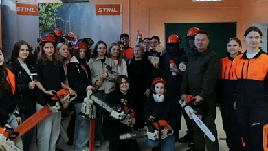 За бензопилы взялись школьники Лунинецкого района