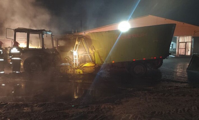 На ферме сгорел трактор, огнем повреждены два кормораздатчика в Брестской области