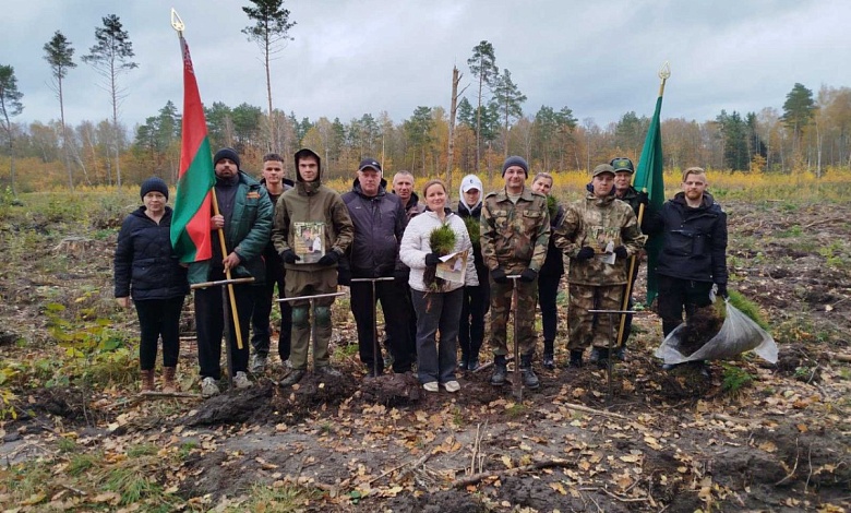 Лес высадила молодёжь Лунинецкого ЖКХ
