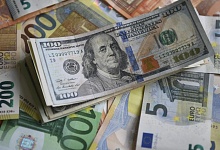 Белорусы продолжают сбрасывать валюту