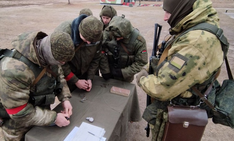 Огневой подготовкой занимаются военные из Лунинецкого района 