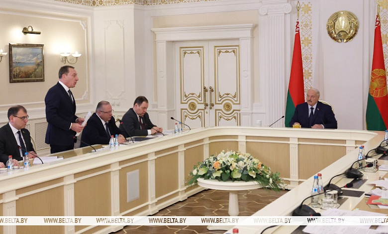 Лукашенко потребовал поставить в равные условия частные и государственные предприятия