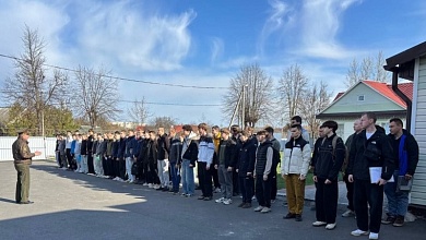 В Лунинце юношам вручили повестки на отправку в Вооруженные Силы Республики Беларусь