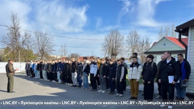 В Лунинце юношам вручили повестки на отправку в Вооруженные Силы Республики Беларусь