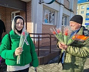 Работники ЖКХ на улицах Лунинца дарили женщинам цветы!